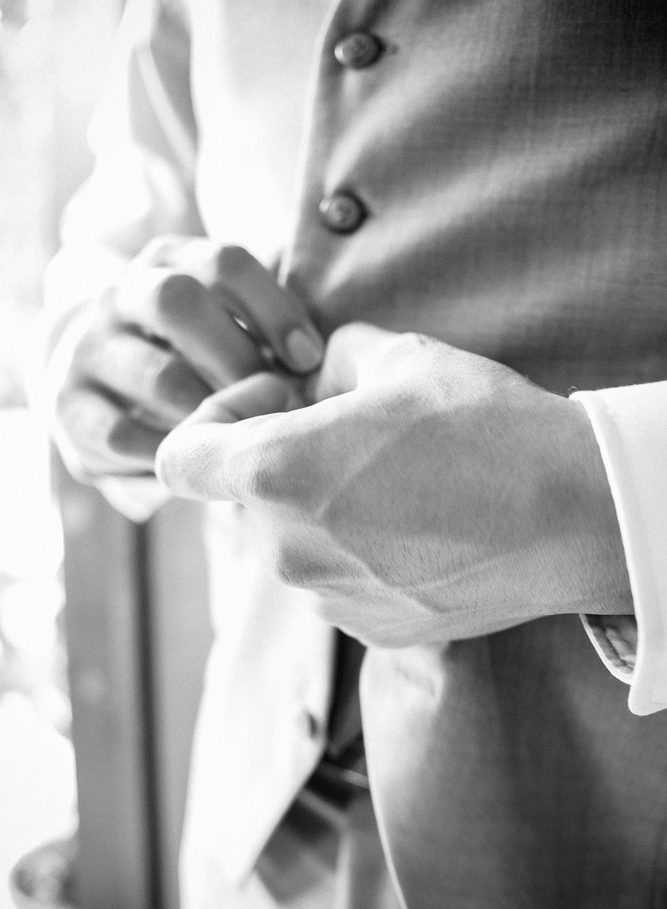 Préparatifs de la mariée photographiés en noir et blanc