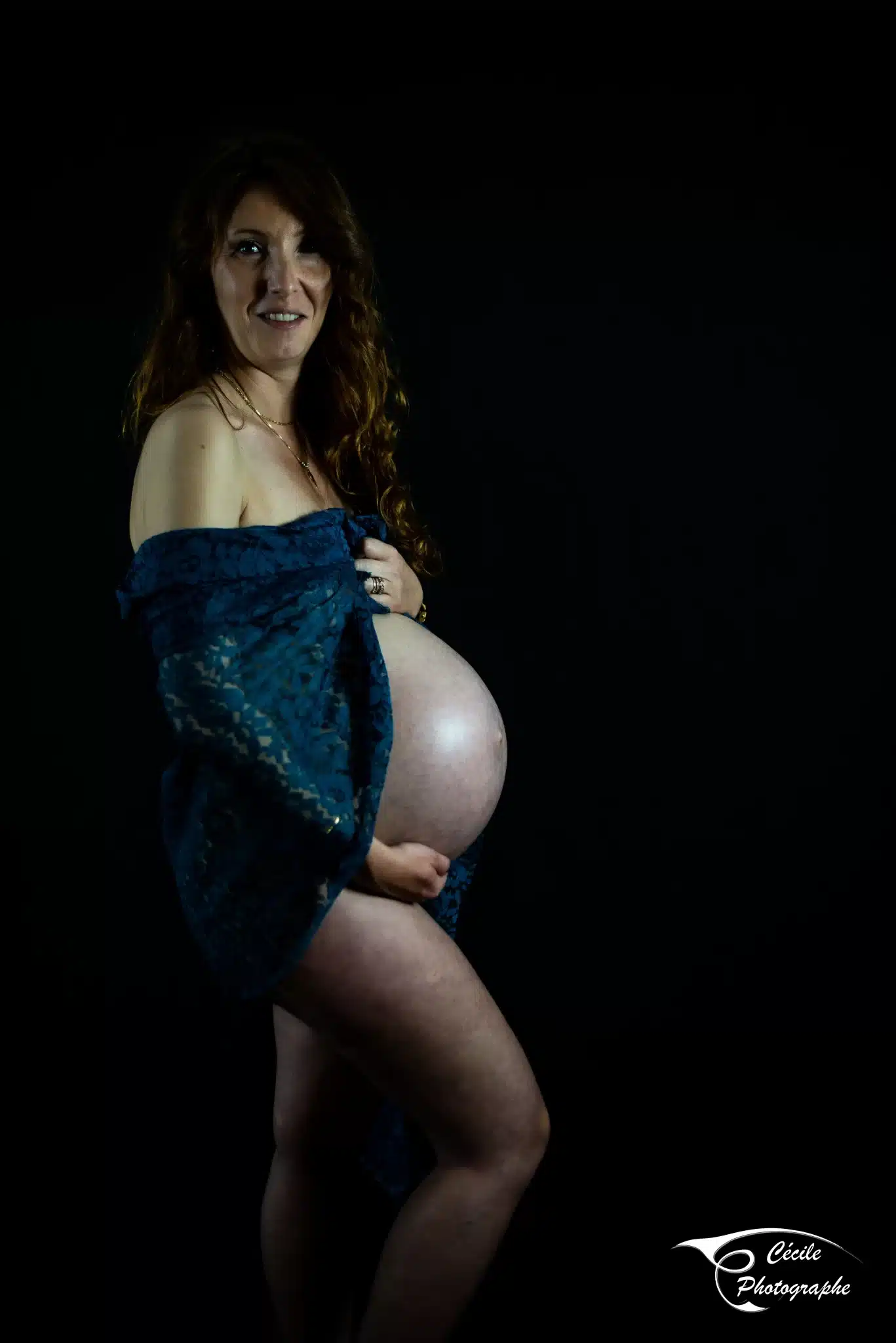 Shooting Grossesse Domicile scaled - đ€ Photos de grossesse â SĂ©ances photo naturelles & artistiques - Photographe de mariage de Bourges Ă MĂącon CĂ©cile Clerfayt photographe grossesse - CĂ©cile Clerfayt votre photographe au FĂ©min'Ain - Portrait, Mariage, Naissance, Reportage, Concert - Sur MĂącon, Belleville, Villefranche, Cluny, Tournus, Bourg-en-Bresse