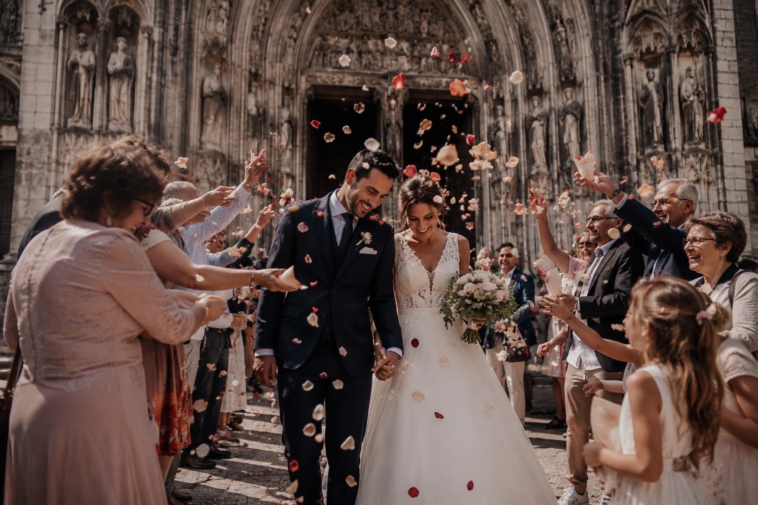 Sortie de mariage sous pluie de petales Bourges optimized - Photographe de mariage à Bourges - Photographe de mariage de Bourges à Mâcon Cécile Clerfayt Photographe de mariage à Bourges