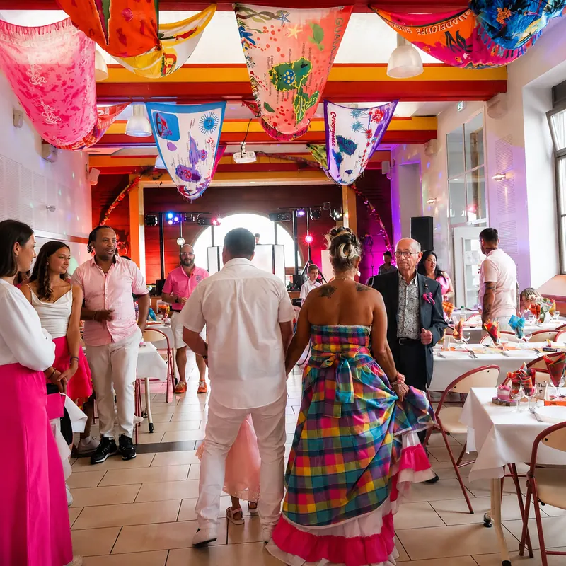 Les invités réunis autour des mariés pendant la fête