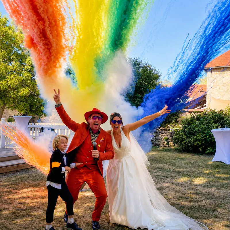 Les mariés traversent un nuage de couleurs avec énergie